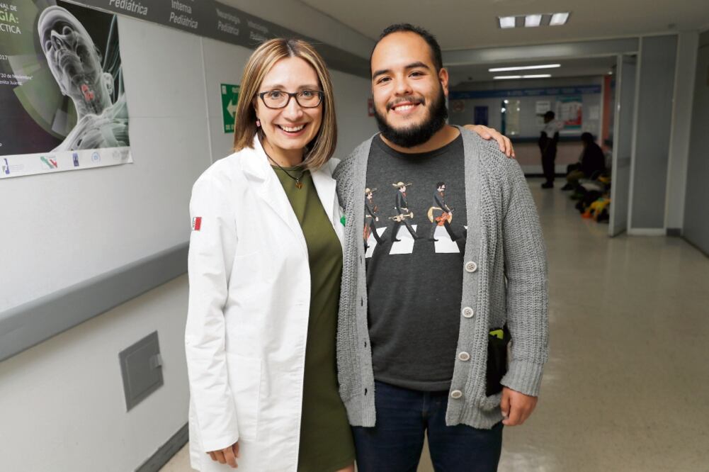Jonathan agradece al equipo de médicos que salvó su vida. A quienes padecen esta enfermedad les dice que es un mal difícil, pero se puede superar. (Fotos: IRVIN OLIVARES)