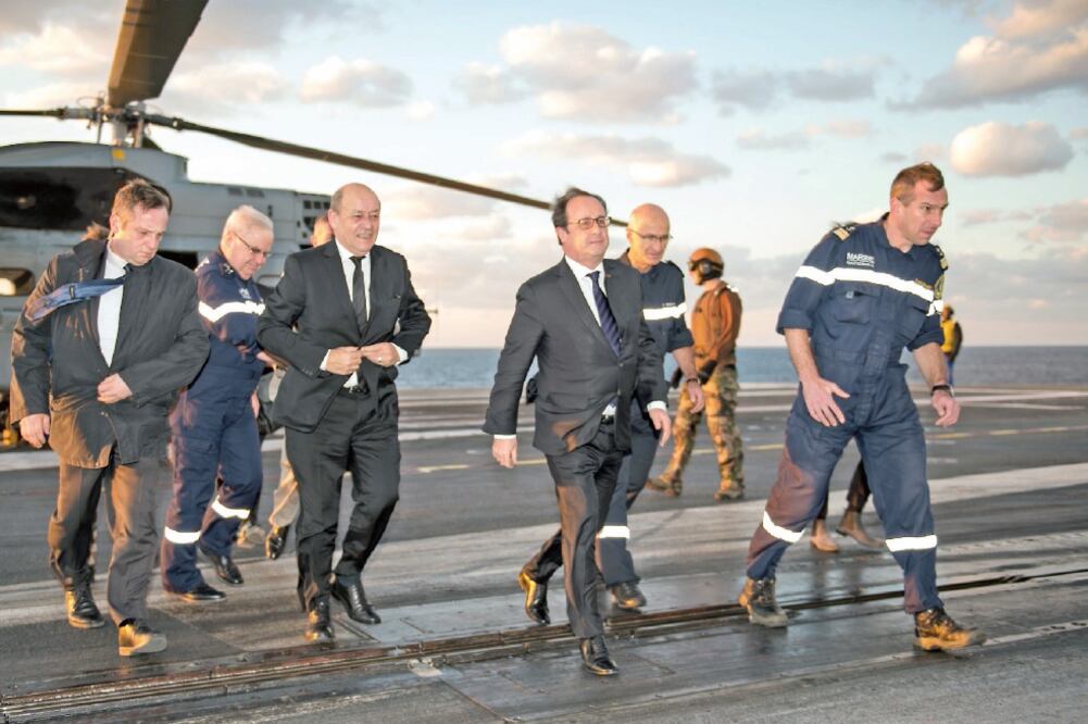 El presidente francés, François Hollande (al centro), durante su visita de ayer al portaaviones Charles de Gaulle, en el Mar Mediterráneo (CHRISTIAN CAVALLO. AP)