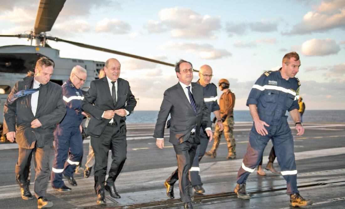 El presidente francés, François Hollande (al centro), durante su visita de ayer al portaaviones Charles de Gaulle, en el Mar Mediterráneo (CHRISTIAN CAVALLO. AP)