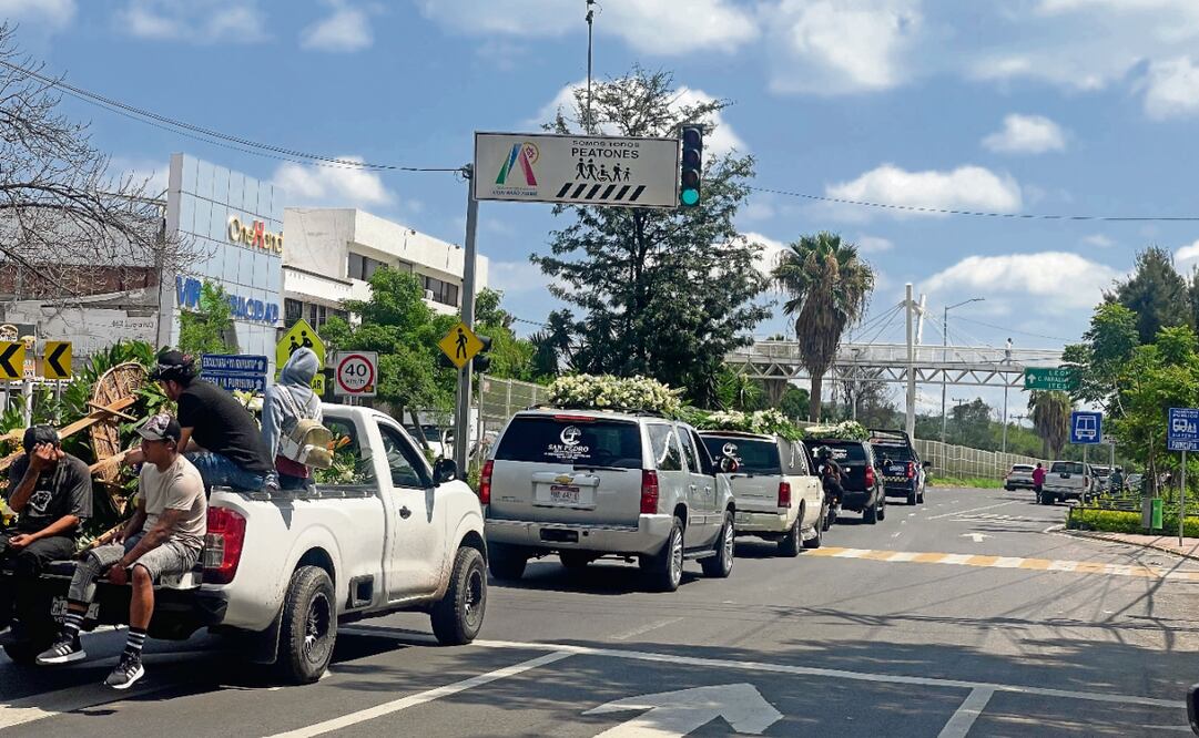 El cortejo fúnebre fue escoltado por elementos de la Policía Municipal y la Guardia Nacional por el boulevard Lázaro Cárdenas hasta llegar al panteón. Foto: Xóchitl Álvarez / EL UNIVERSAL