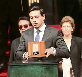 Peña Nieto expresa condolencias a familia de Juan Gabriel 