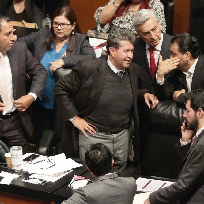 Sobre la acusación de descortesía a altos mandos de las Fuerzas Armadas, el coordinador de Morena, Ricardo Monreal (centro), dijo: “No lo sé, no soy del comité de invitaciones, soy senador”. El asunto, afirmó, finalmente “es de ellos”.  CARLOS MEJÍA. 