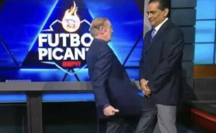 José Ramón Fernández da rodillazo a compañero de ESPN; copiando la agresión del árbitro Fernando Hernández