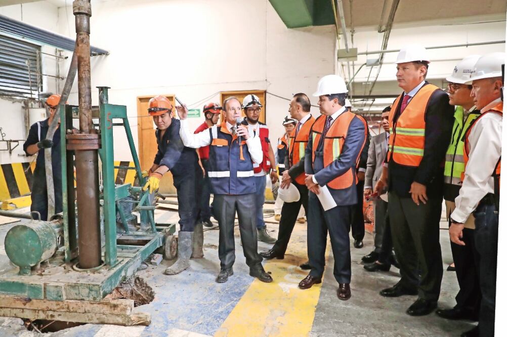 Diputados de la Cámara Baja durante un recorrido por las obras de renivelación del edificio H, que se hundió 20 centímetros por el sismo del 19 de septiembre pasado (LUCÍA GODÍNEZ. EL UNIVERSAL)