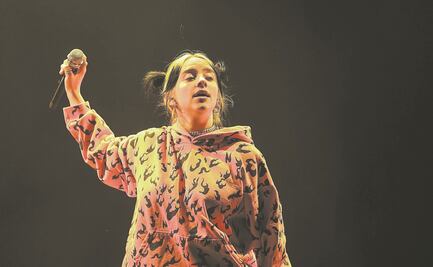 Billie Eilish se desprende de sus ropas en un concierto