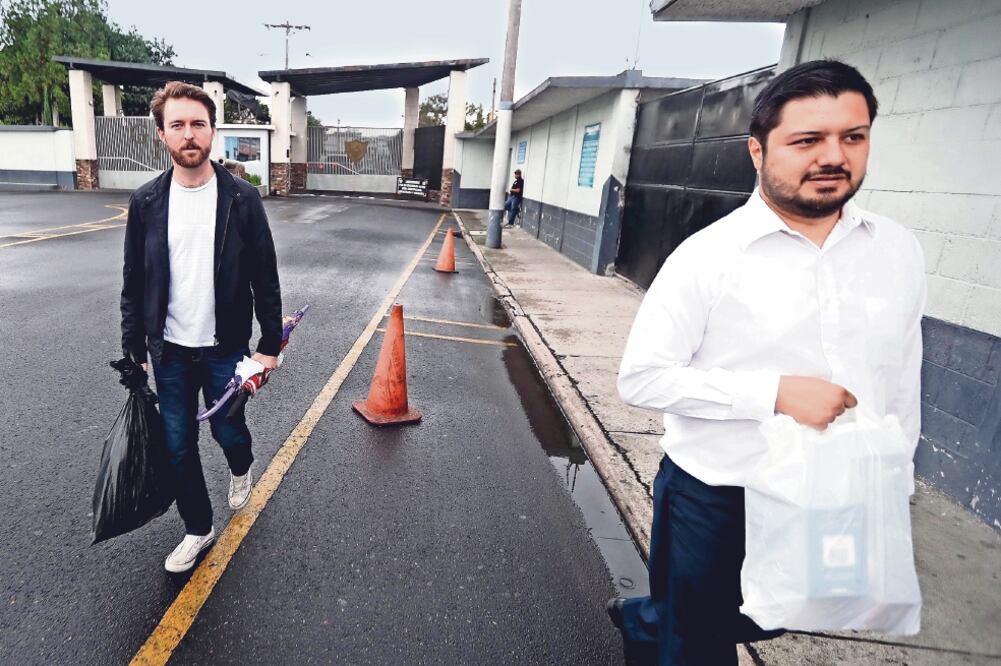 Visitan al ex gobernador. Pablo Campuzano y Carlos Velásquez, quien lidera la defensa de Duarte, arribaron el miércoles a la cárcel de Matamoros. (LUIS CORTÉS. EL UNIVERSAL)