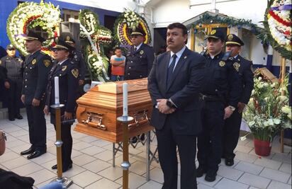 Con honores despiden a policía que evitó asalto a gasolinera