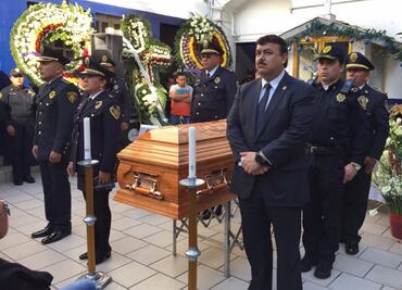 Con honores despiden a policía que evitó asalto a gasolinera