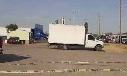 Abandonan vehículo de carga con cuatro cadáveres en el panteón de Caborca