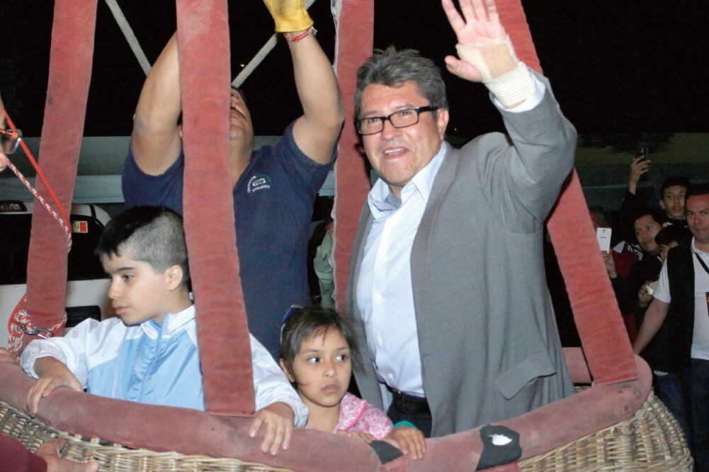 El jefe delegacional en Cuauhtémoc, Ricardo Monreal, subió a uno de los globos, acompañado de dos niños, para inaugurar el festival. El viento impidió que la atracción ascendiera más de 7 metros. (IRVING OLIVARES. EL UNIVERSAL)
