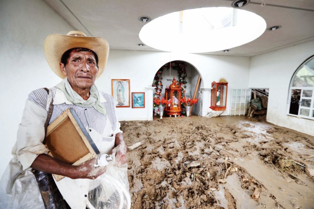Luis García agradeció a la Virgen de Juquila salir con vida; el lodo en esa capilla de Xaltepec, donde murieron al menos 11 personas, alcanzó 70 centímetros de altura. La calle Independencia desapareció (VALENTE ROSAS. EL UNIVERSAL)