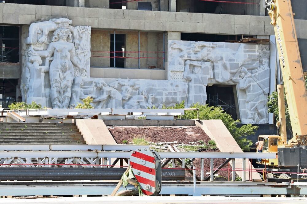 Activistas en defensa del Centro SCOP estiman que las obras en el Cuerpo C del inmueble comenzaron hace dos semanas; además destacan que los tapiales alrededor del inmueble impiden ver el estado de los murales o las acciones para su puntual resguardo. Foto: Berenice Fregoso / EL UNIVERSAL