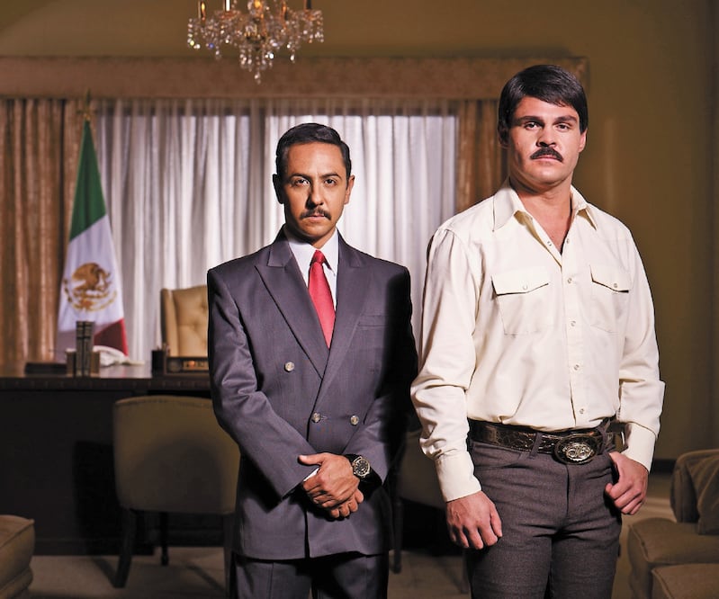 Marco (derecha) interpreta a Joaquín El chapo Guzmán en la serie de televisión. Cortesía