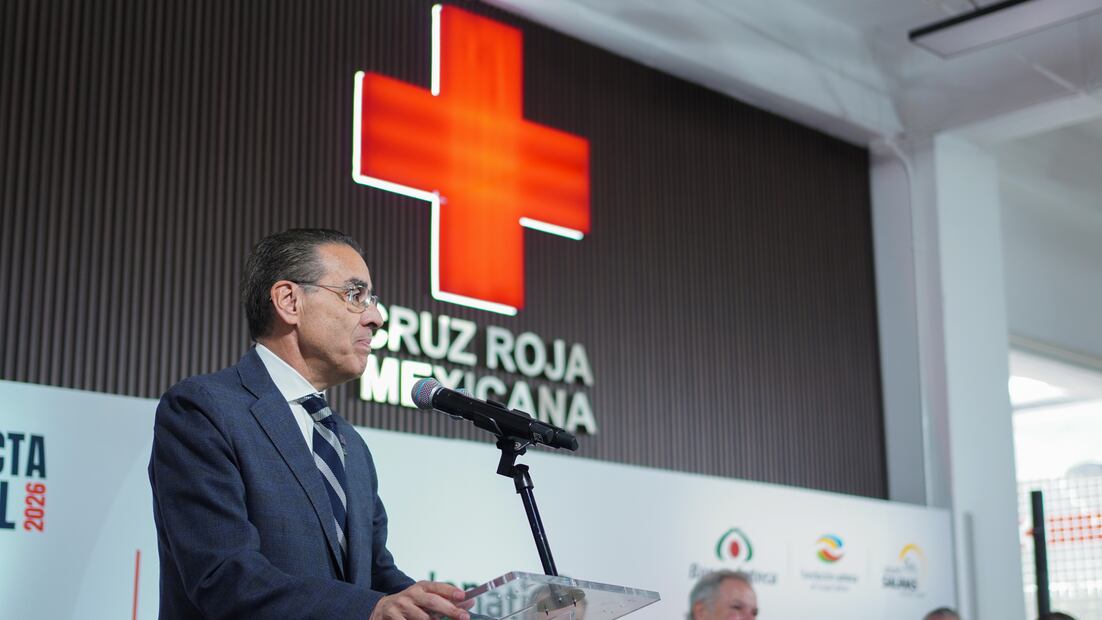Banco Azteca y Grupo Salinas realizaron la entrega de más de cuatro millones de pesos a la Cruz Roja Mexicana. Foto: Gabriel Pano