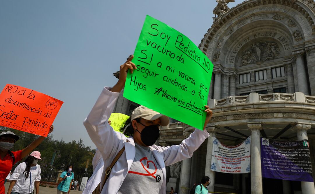 Médicos privados que laboran en consultorios particulares y adyacentes a farmacias se manifestaron del Monumento a la Revolución al Zócalo. El viernes entregarán censo a la Ssa. Fotos: Diego Simón. EL UNIVERSAL