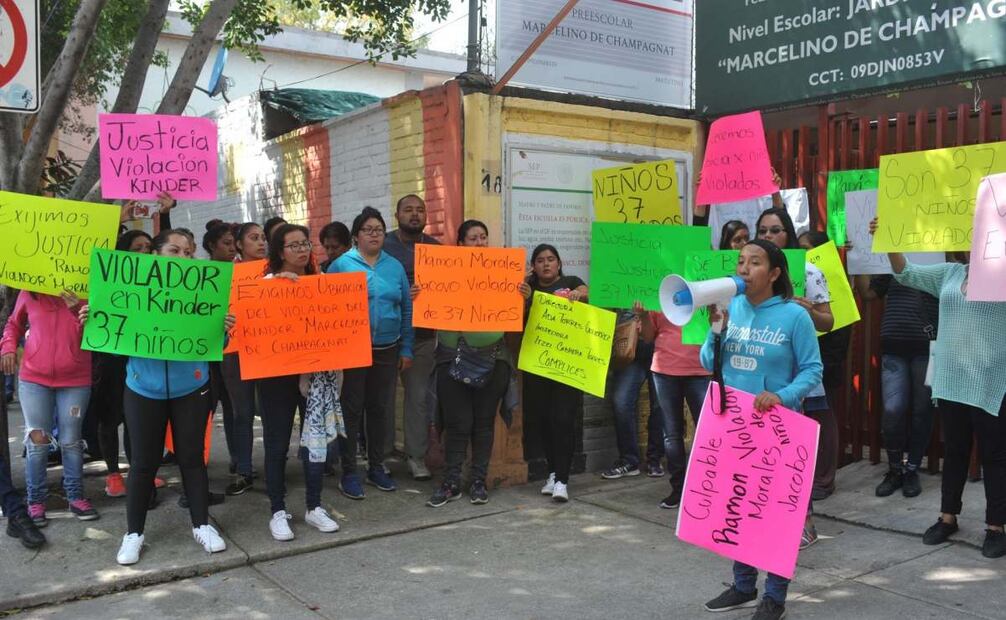 Padres de familia se manifestaron afuera del Jardín de Niños "Marcelino de Champagnat", ubicado en calle 1513 casi con la 412, colonia San Juan de Aragón, para denunciar que 37 niños que ahí estudian fueron violentados sexualmente por un trabajador del plantel, los inconformes también bloquearon la avenida 412 y Loreto Favela como medida de presión para ser escuchados por las autoridades. Imagen del pasado 16 de octubre de 2018. Foto: Armando Monroy/ Cuartoscuro