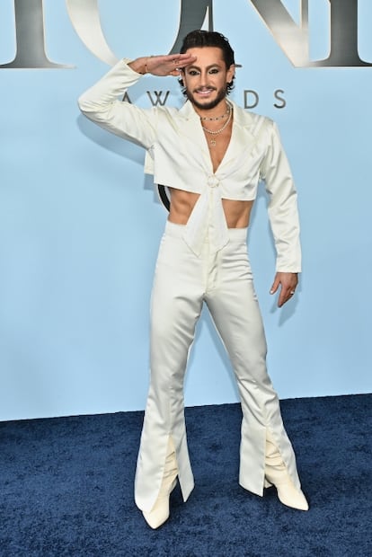 Frankie Grande optó por un traje de dos piezas que dejaba al descubierto su abdomen. Foto: AP.