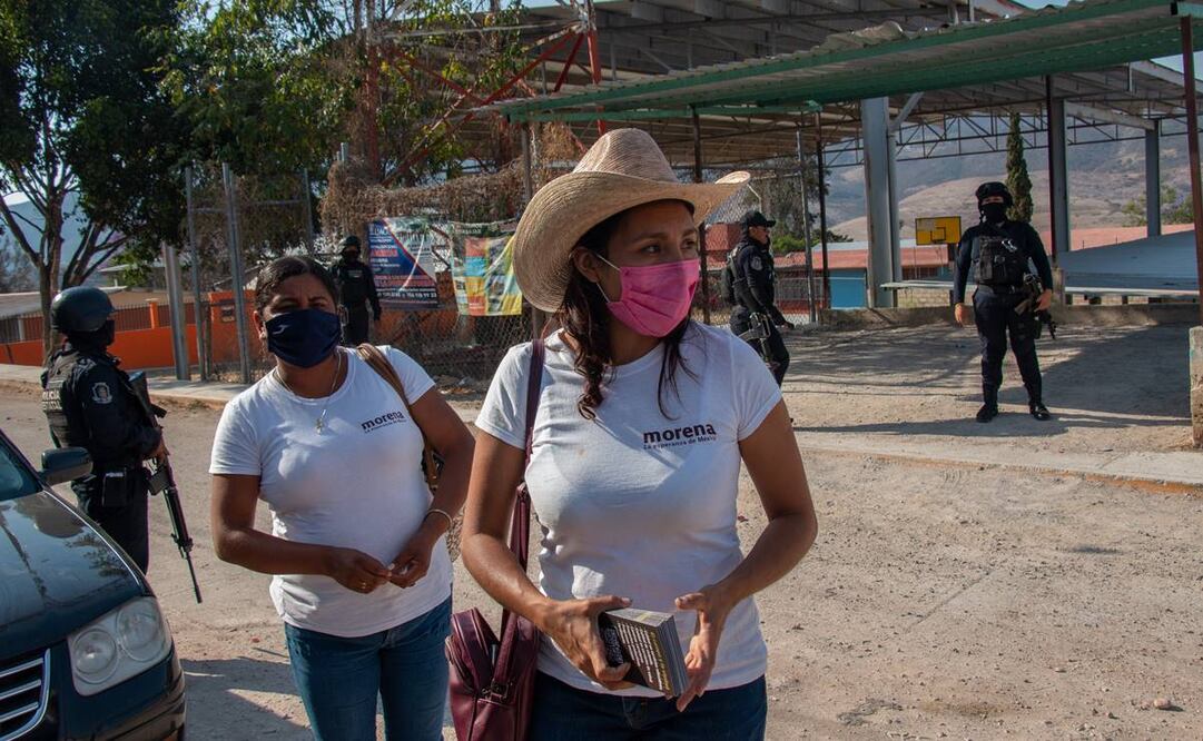 La candidata a diputada local de Morena por el Distrito 25, Diana Hernández, realiza su campaña bajo resguardo policial. Fotos: Franyeli García.