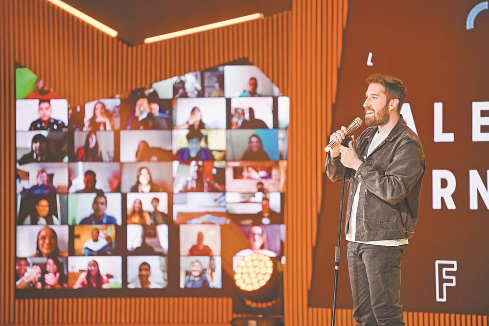 El público estuvo presente, desde sus casas, a través de 60 pantallas que fueron distribuidas en el Teatro de la Ciudad de México. COMEDY CENTRAL 