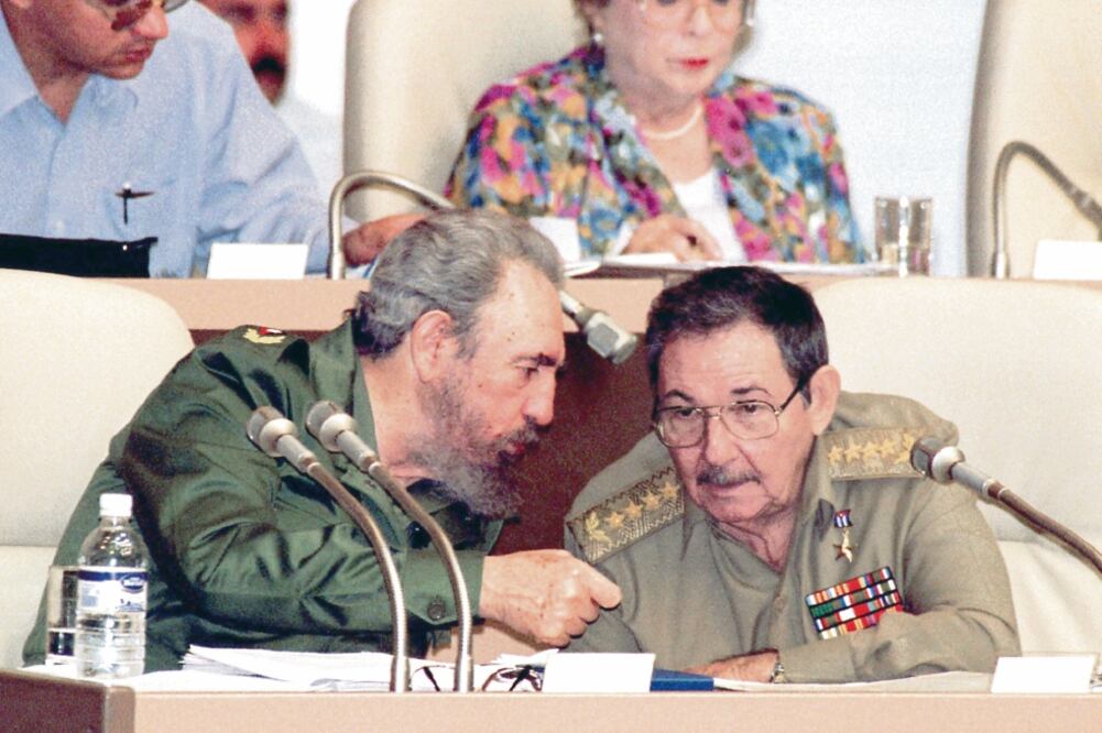 El presidente cubano Fidel Castro y su hermano Raúl, en una imagen de 1999. En 2006, el primero cedió temporalmente el poder al segundo; dos años después, la cesión fue definitiva y, en los últimos años, la isla ha sufrido cambios. (FOTO: AP. ARCHIVO)