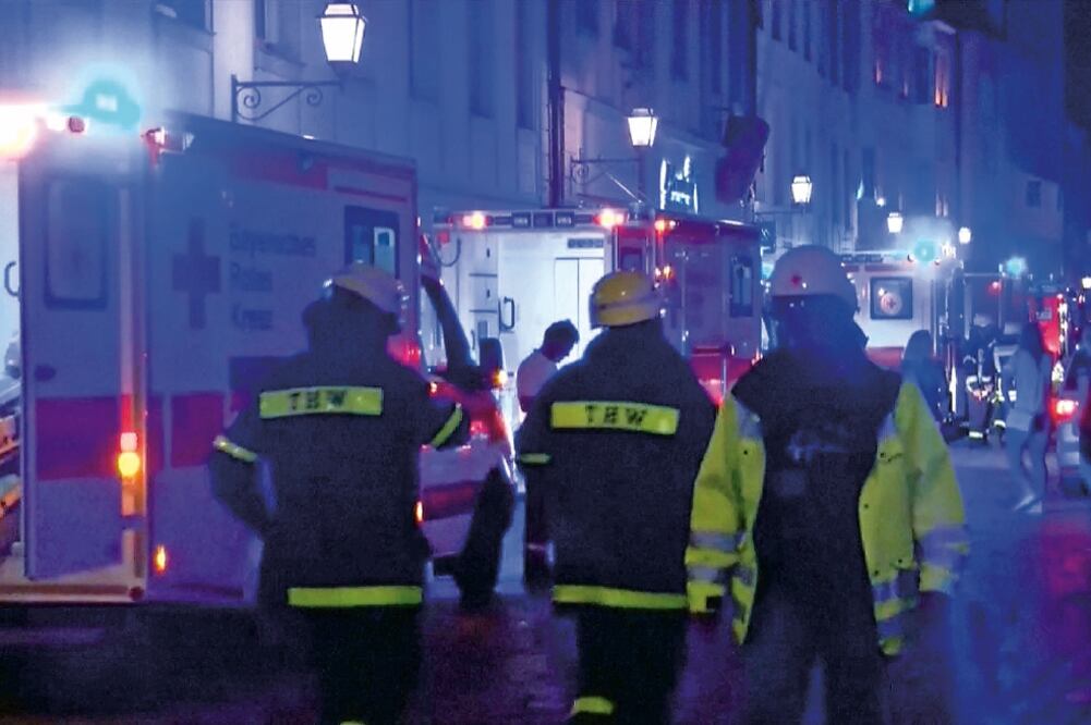 Equipos de seguridad y de emergencia se movilizaron ayer en Ansbach, cerca de Núremberg, donde se registró una explosión que dejó un deceso (REUTERS)