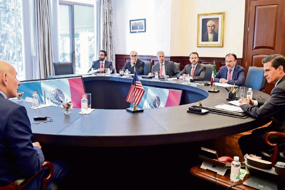 El presidente Enrique Peña Nieto, y el secretario de Seguridad Interna de Estados Unidos, John, Kelly (primero de izq. a der.) coincidieron en trabajar conjuntamente para enfrentar retos y oportunidades (PRESIDENCIA)