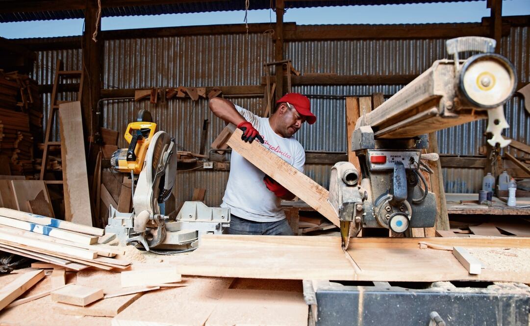 Eduardo Jiménez en un taller de carpintería en Cajola, Guatemala. Su proyecto crea puertas y carpintería para viviendas financiadas con remesas. Foto: Megan Janetsky / AP