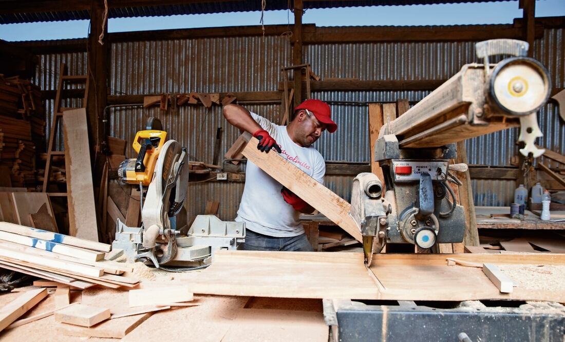 Eduardo Jiménez en un taller de carpintería en Cajola, Guatemala. Su proyecto crea puertas y carpintería para viviendas financiadas con remesas. Foto: Megan Janetsky / AP