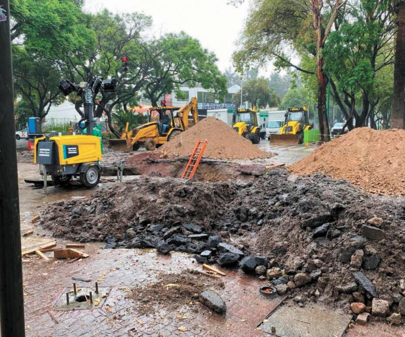 Personal del Sistema de Aguas capitalino y de la CFE utiliza maquinaria para rellenar el socavón en Canal de Mira montes. Foto: SALVADOR CORONA. EL UNIVERSAL