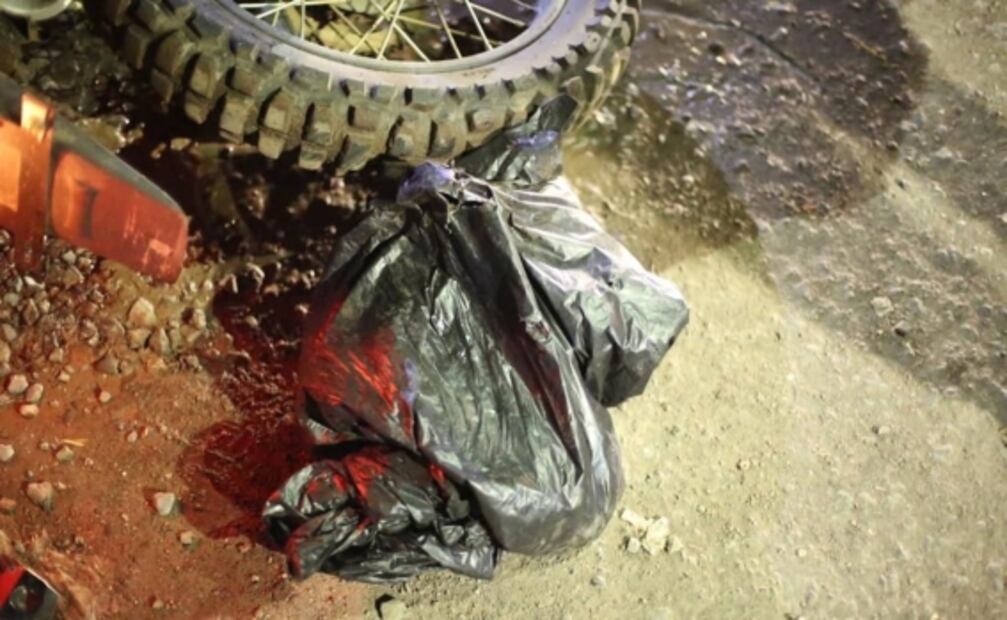 Detienen a menor con 2 bolsas de restos humanos y un arma cuando iba en una moto en Michoacán