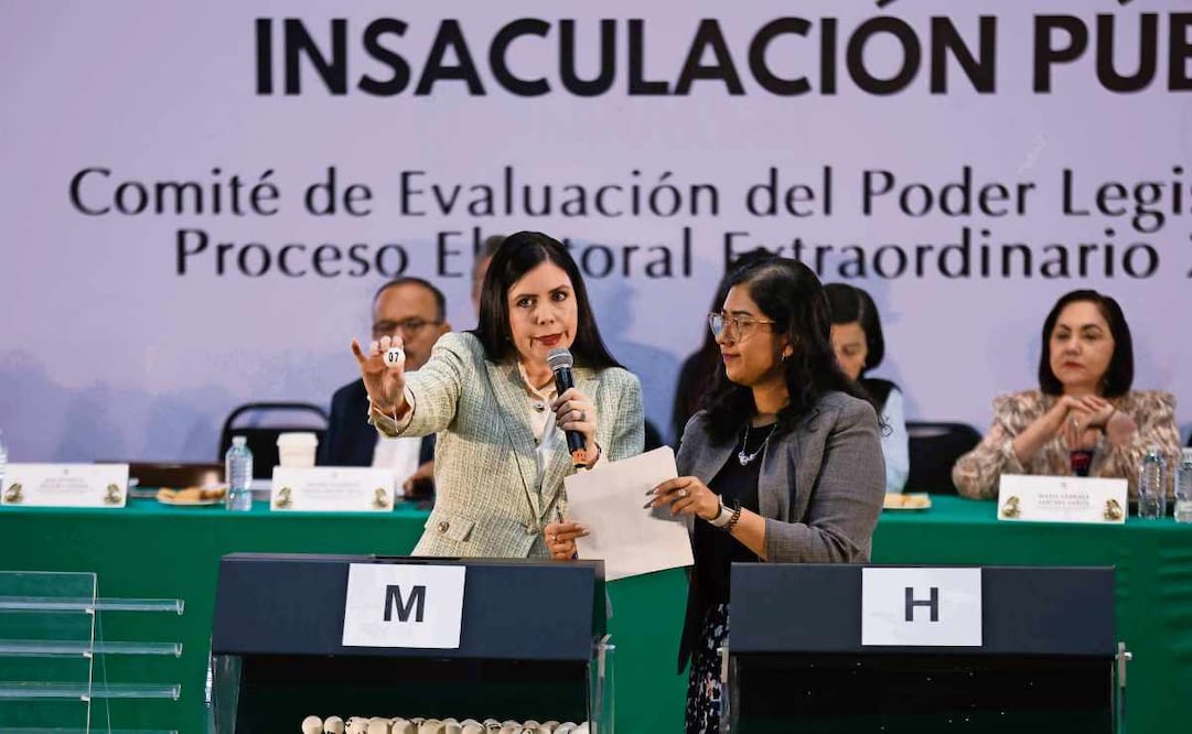 Algunos nombres que salieron en la insaculación no correspondían con los números con los que estaban inscritos en la relación oficial de aspirantes. Foto: Diego Simón / EL UNIVERSAL