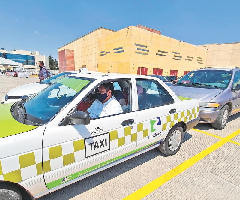 Este método en auto sólo se implementó en dos módulos de Toluca. Los taxistas, como el resto de los vehículos, pasan a ocupar un espacio, bajan la ventanilla y las personas son inmunizadas. Foto: Claudia González. El Universal