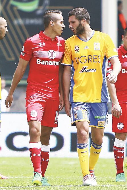 Pequeño roce entre Gerardo Rodríguez y André Gignac (LUIS CRUZ. IMAGO7)
