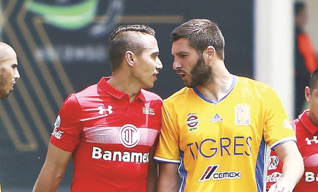 Pequeño roce entre Gerardo Rodríguez y André Gignac (LUIS CRUZ. IMAGO7)