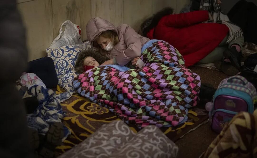Civiles intentan descansar en una estación de subte de Kiev, utilizada como refugio antibombas. Foto: AP