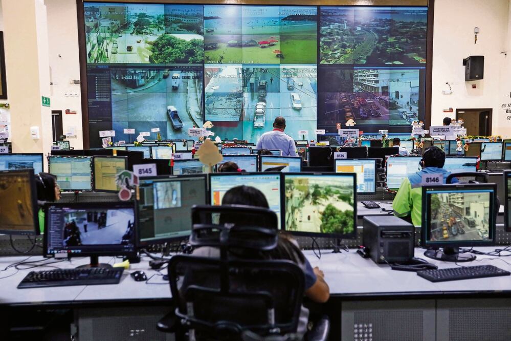 Una sala de monitoreo de seguridad en Samborondon, Ecuador. El país se hundió, al menos desde inicios del decenio de 2010, en una aguda inseguridad con una violencia indiscriminada. Foto: AFP