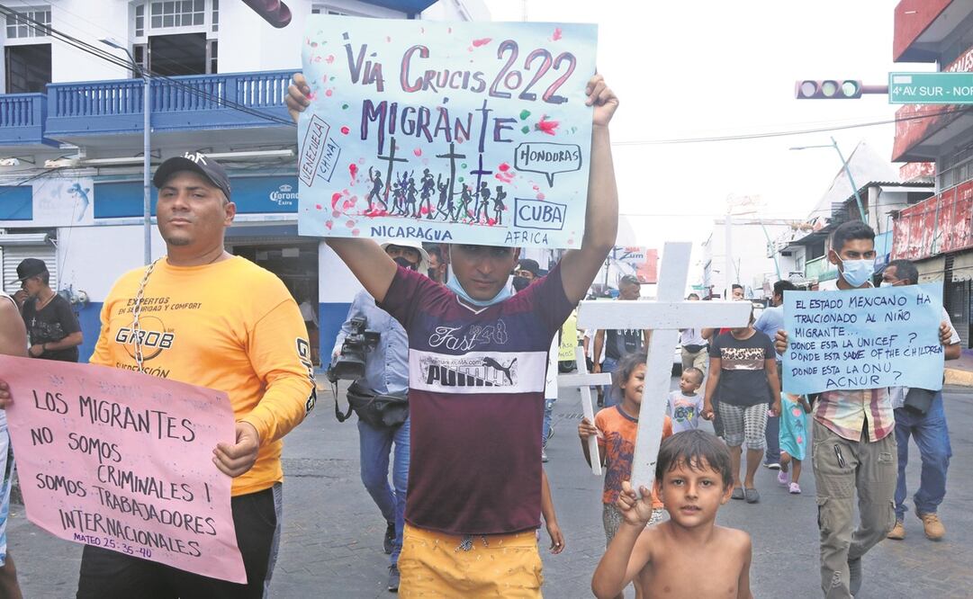 Con cruces y pancartas migrantes caminaron del parque Bicentenario al zócalo de Tapachula para acusar presuntos actos de corrupción en el INM. Foto: maría de Jesús peters/ EL UNIVERSAL