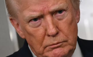 Trump realiza la "Britney señal"; le habían gritado "protector de pedófilos"