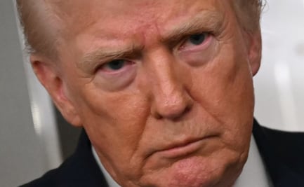 Trump se proclama como “presidente en funciones de Venezuela”; gesto se interpreta como símbolo del control