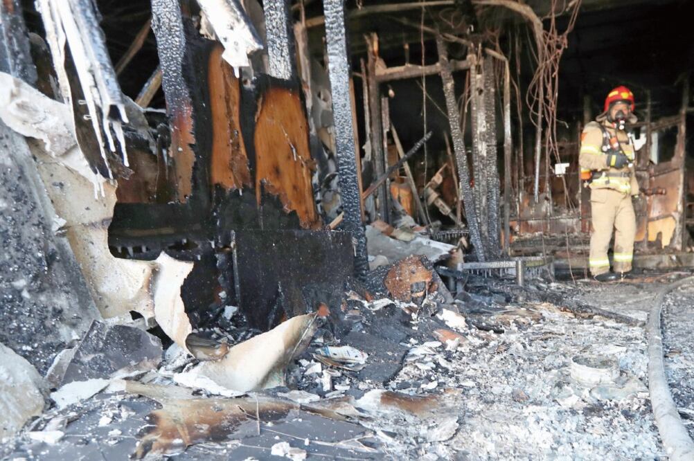 Cenizas. Imágenes distribuidas al apagarse el incendio mostraron lo que quedó del hospital de Miryang (KIM DONG-MI. AP)