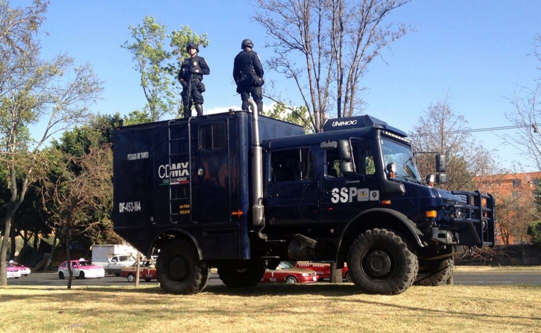 En la Glorieta de Violeta y Paseo de la Reforma, se colocaron 2 unidades blindadas de la Policía capitalina conocidas como Rinos. /Juan Omar Fierro - EL UNIVERSAL