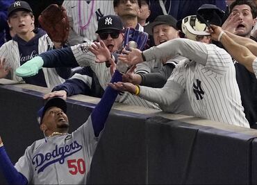 Aficionados le sacaron la pelota del guante a Mookie Betts y uno fue expulsado del juego