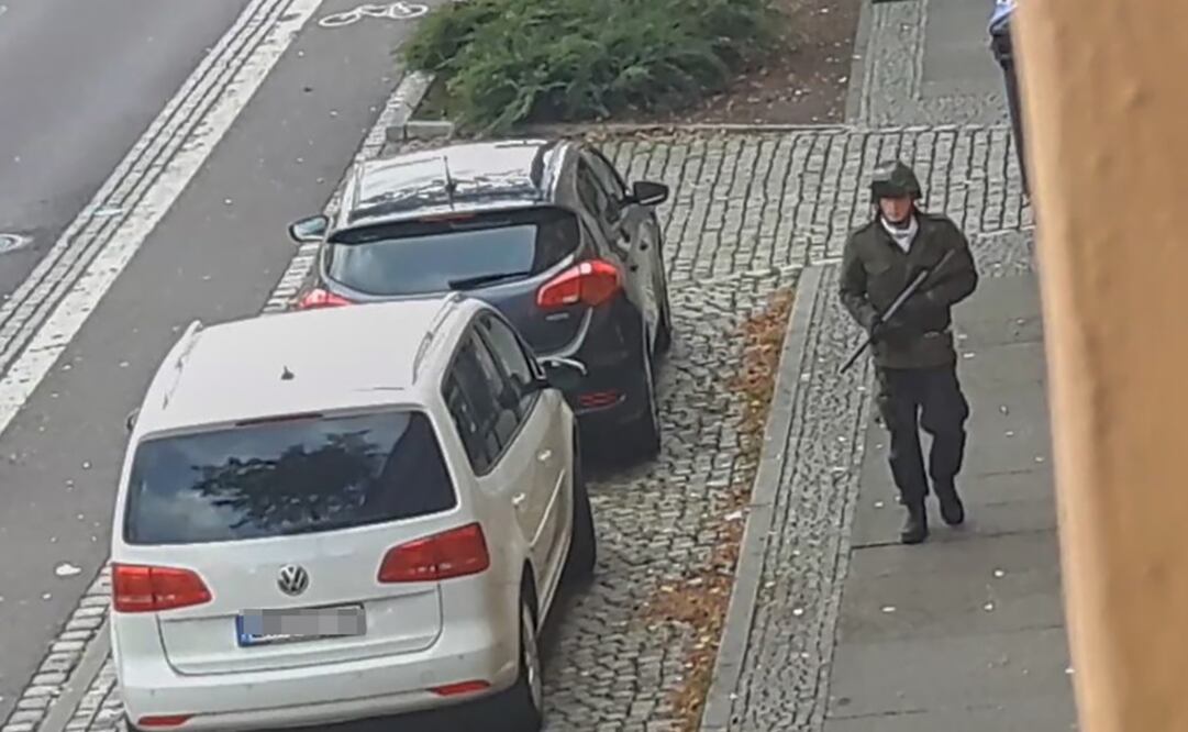 El hombre ante la cámara se prepara para cometer un violento ataque contra una sinagoga que acabará siendo una búsqueda de objetivos torpe y aleatoria. Foto: AFP