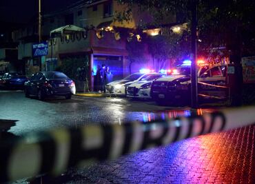 Poste de energía cae sobre coche de una familia en Sinaloa; salen lesionados con golpes y quemaduras