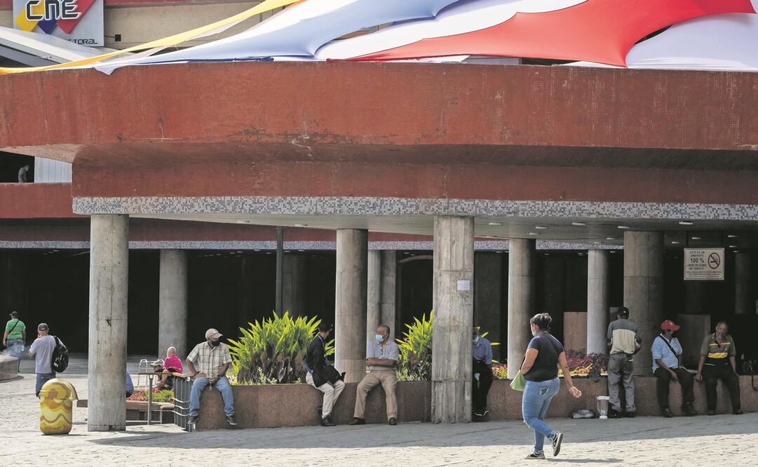 Una sede del Consejo Nacional Electoral, en Caracas; 21.1 millones de venezolanos podrán elegir a los 23 gobernadores, 253 legisladores regionales, 335 alcaldes de igual número de municipios y 2 mil 471 concejales. Foto: MIGUEL GUTIÉRREZ/ EFE.