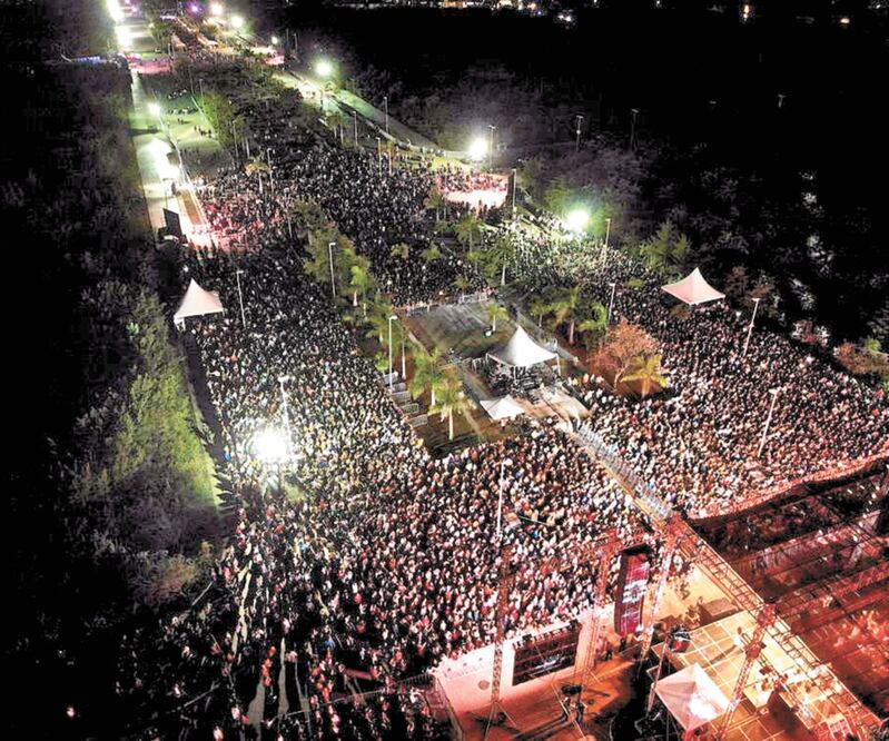 Miles de familias locales, nacionales y turistas extranjeros han disfrutado de los desfiles y conciertos que ofrece el Carnaval Cancún 2020. 