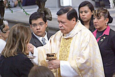 Pide Norberto Rivera orar por migrantes 