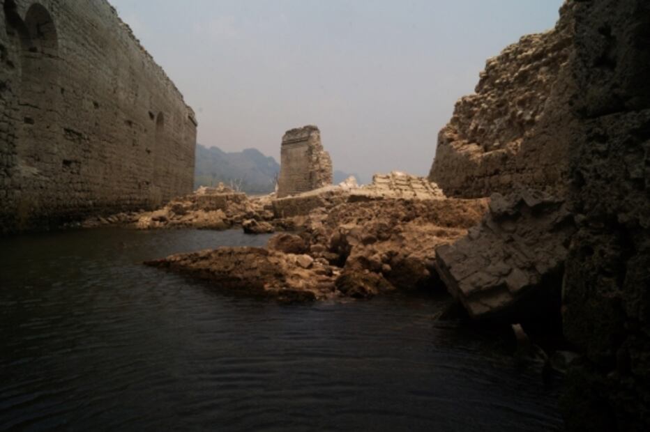 Sequía deja al descubierto convento colonial oculto por presa en Chiapas