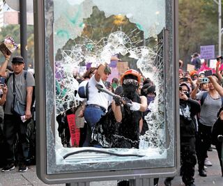 Sin freno, el vandalismo durante marcha de mujeres