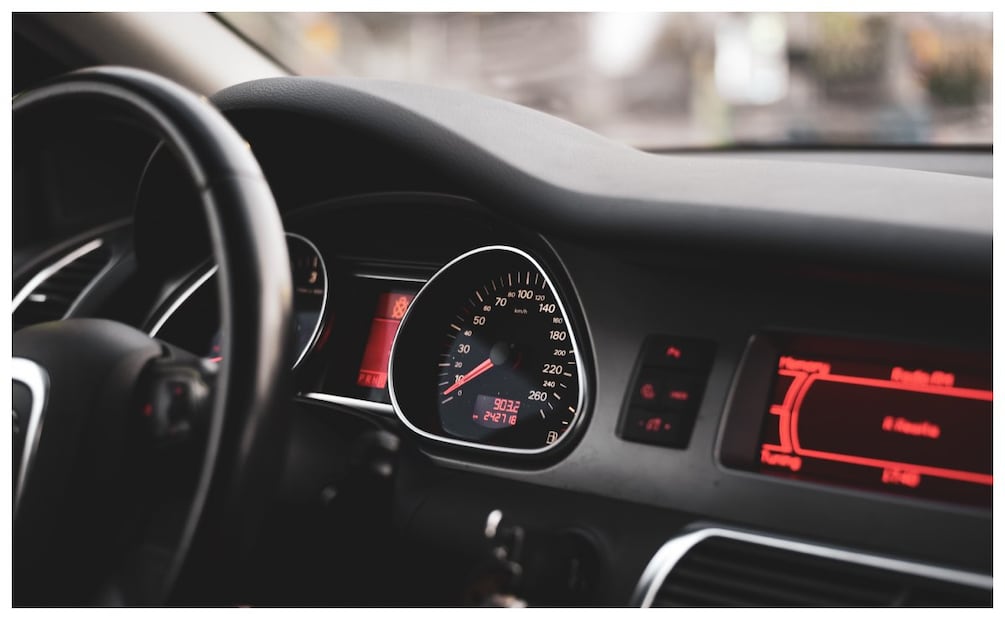 En el tablero de tu auto encontrarás el odómetro, que te indicará el kilometraje de tu auto. Foto: Unsplash